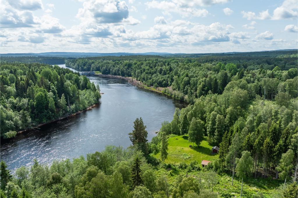 Vy över fastigheten och Västerdalälven