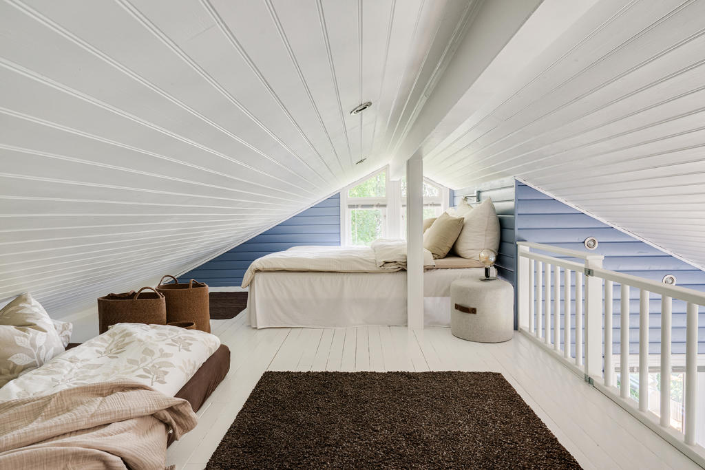 Tillbyggt loft med sovplats. 