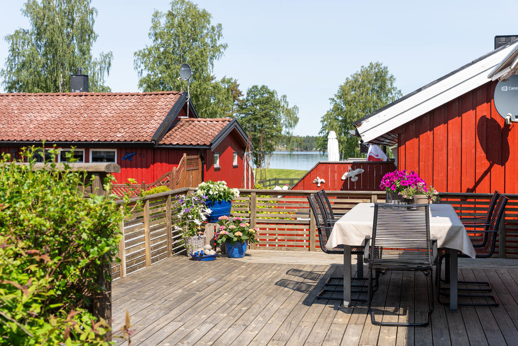 Härlig sjöutsikt från den längsgående altanen på framsidan. Gott om plats för utemöbler. 