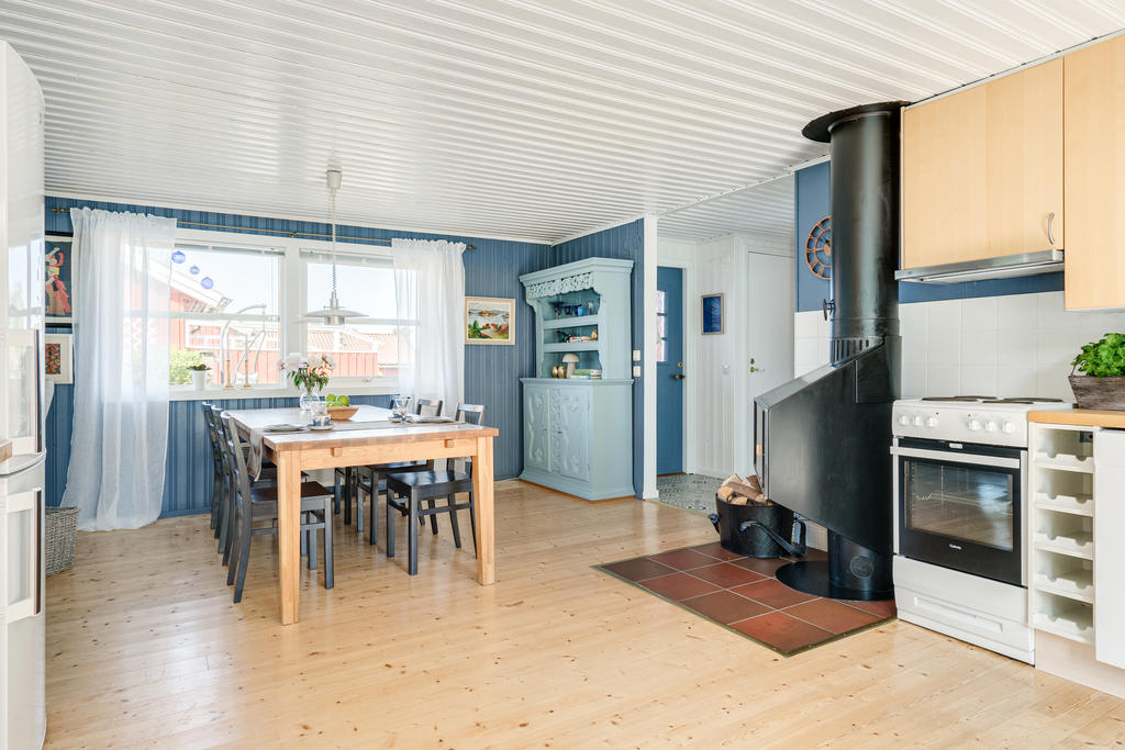 Rymlig köksdel med plats för matgrupp. 
