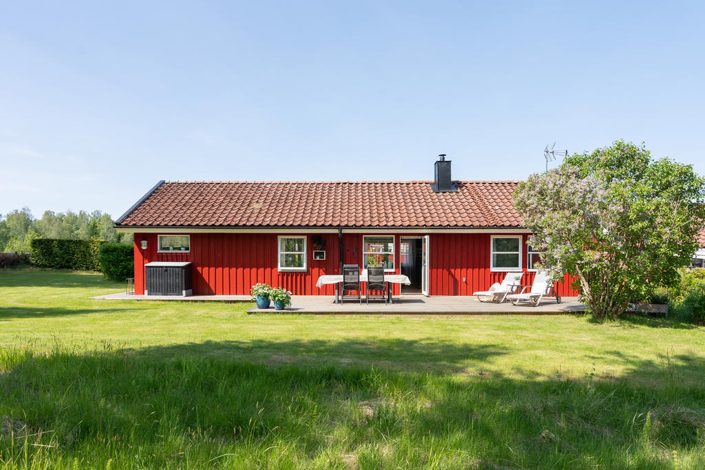 Öppen och lättskött trädgårdstomt. 