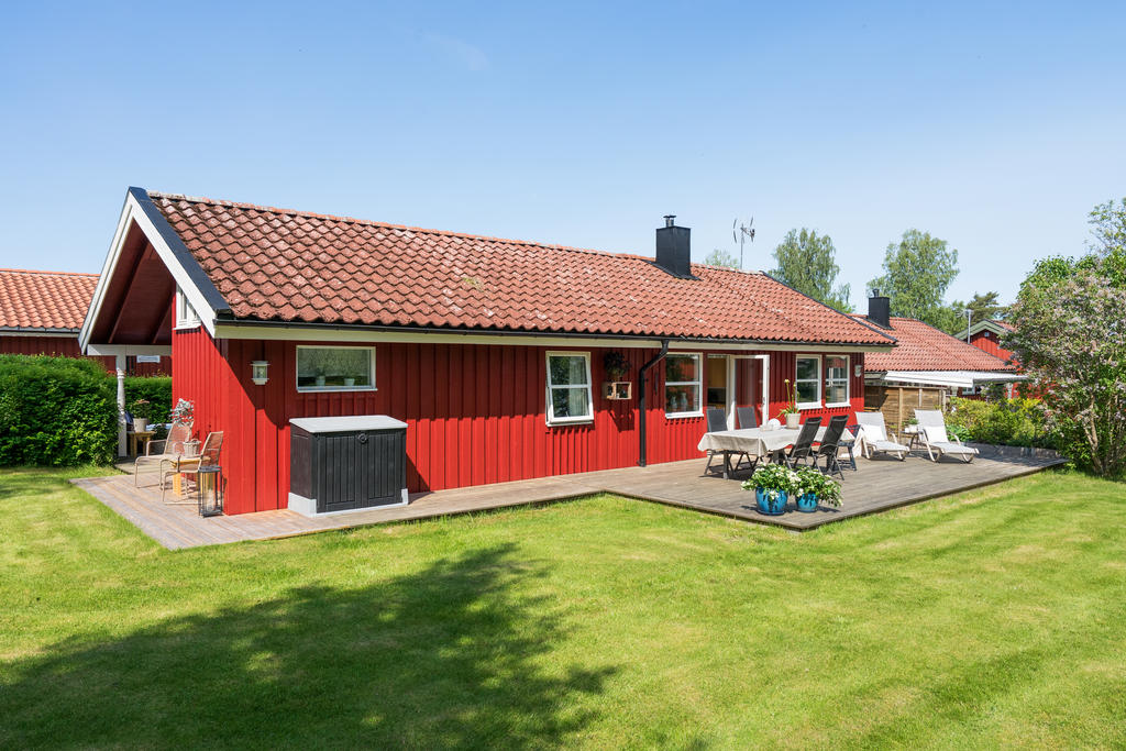 Längsgående altan runt huset.