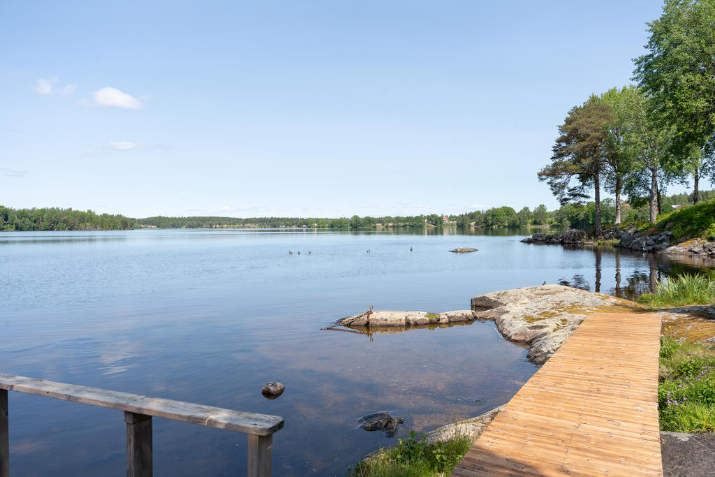 Bostaden är belägen ett stenkast från brygga och badplats. 
