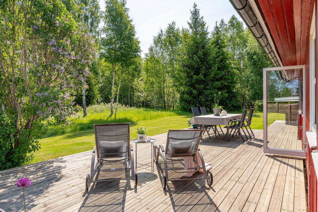 Sammanhängande altan runt huset. Gott om plats för utemöbler. Här är det bara att slå sig ner och njuta.