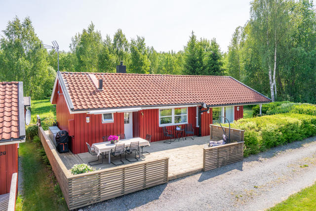 Välkommen till Ängsvägen 19! Ett hemtrevlig och välskött fritidsboende om 87 kvm med gångavstånd till badplats och brygga.