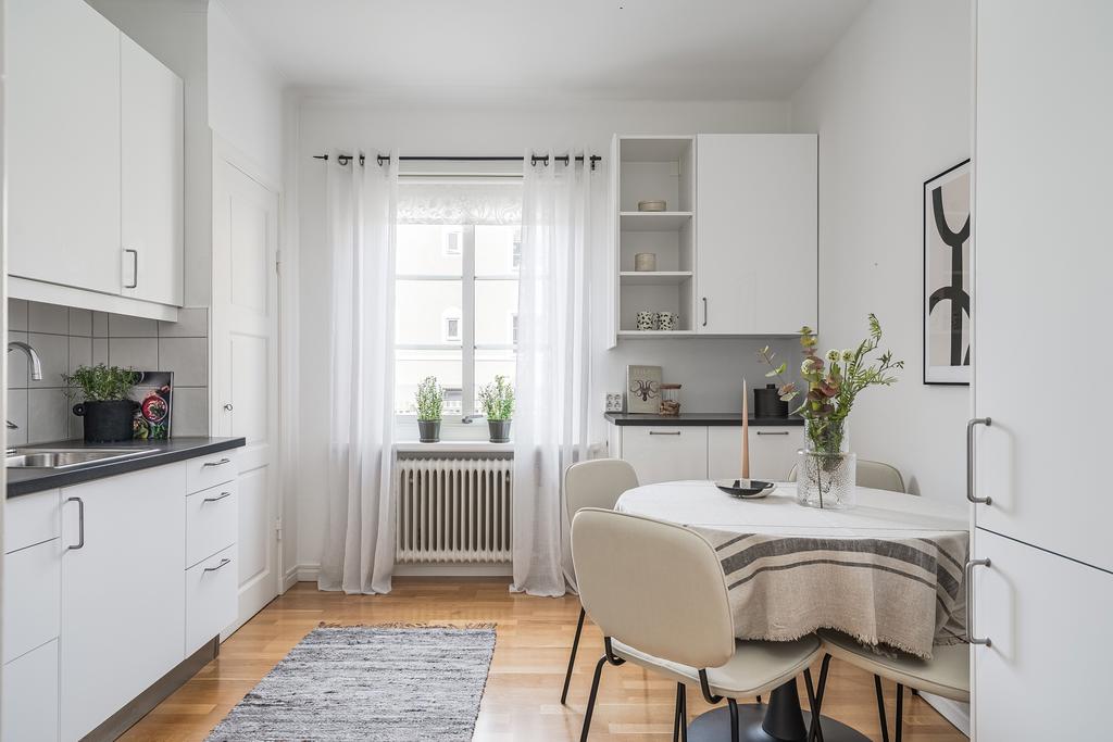 Rymligt kök med plats för matbord