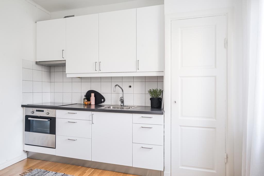 Stilrent kök i vitt och rostfritt