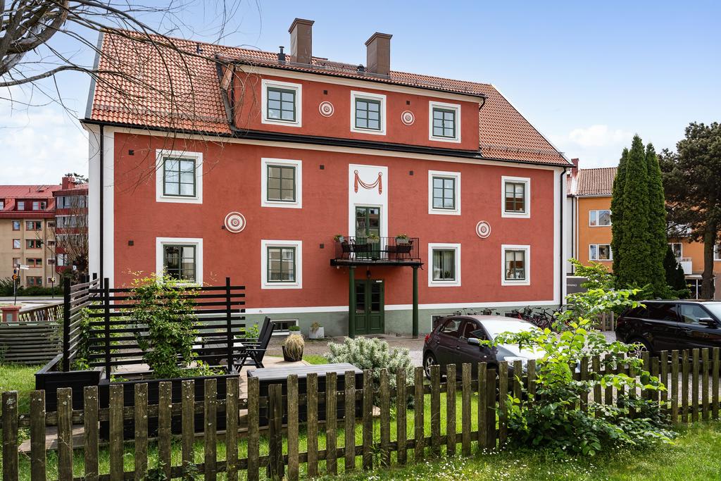 Vacker fasad med gemensam balkong