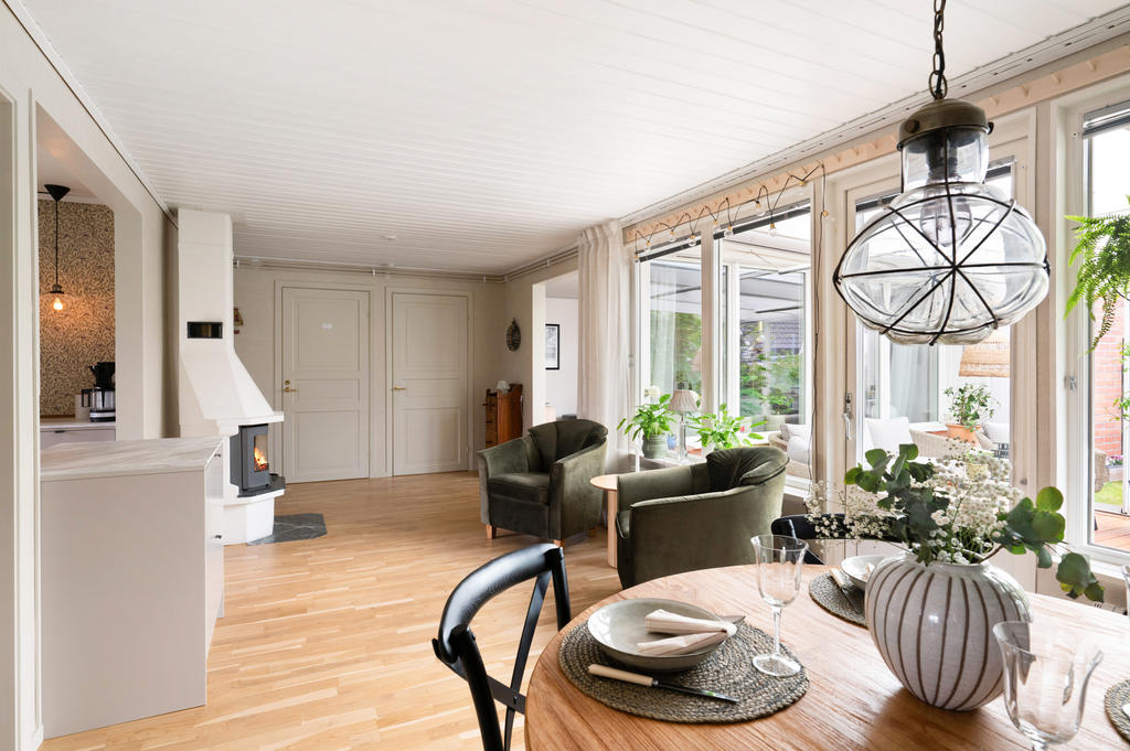 Allrum/matplats med stora fönsterpartier