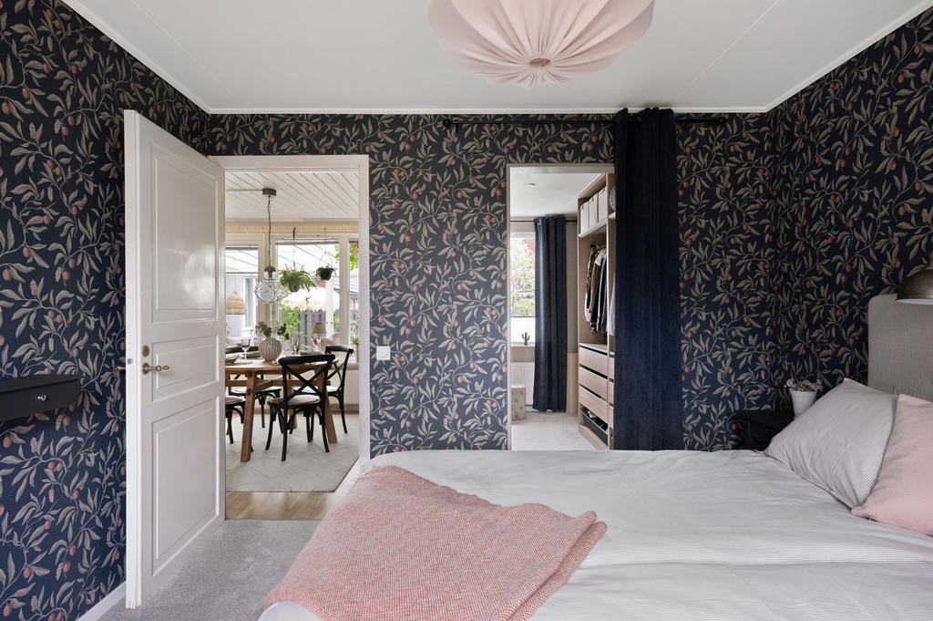 Sovrum med vy mot walk-in-closet och allrum