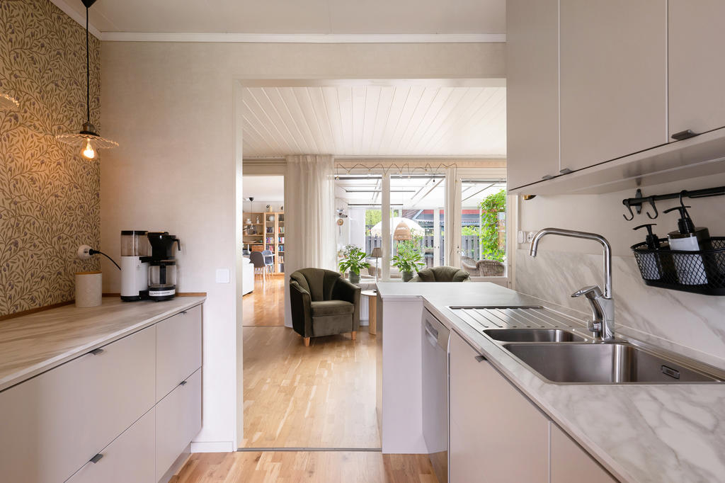 Kök med vy mot allrum och vardagsrum