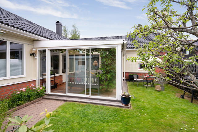 Inglasat uterum på baksidan med skjutbara glaspartier