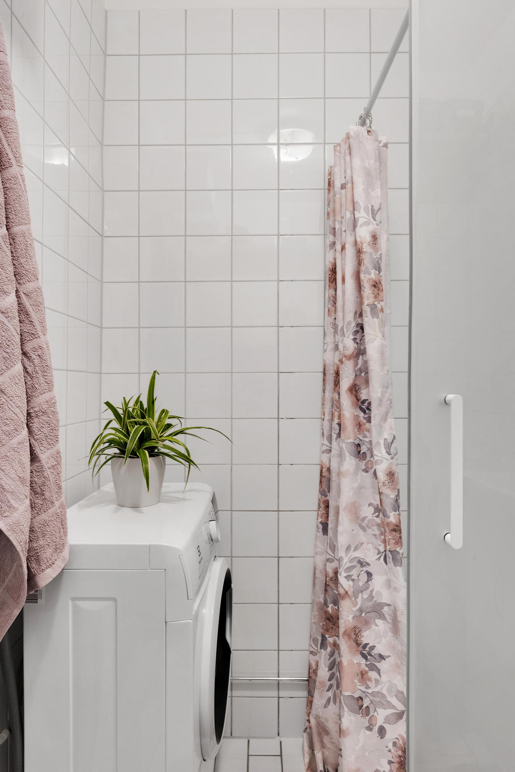 Duschrum med praktisk tvättmaskin 