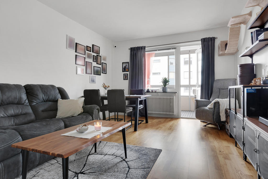 Vardagsrum med plats för soffgrupp och matbord 