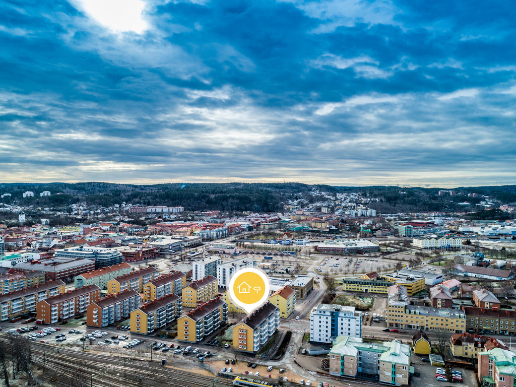 Områdesbild - gångavstånd till tågstation, busshållplats och centrum!