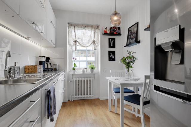 Smakfullt kök med matplats
