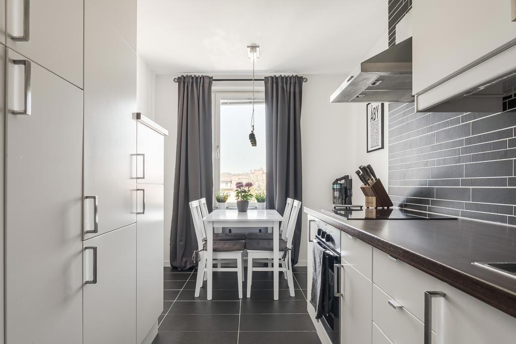 Kök med plats för matbord