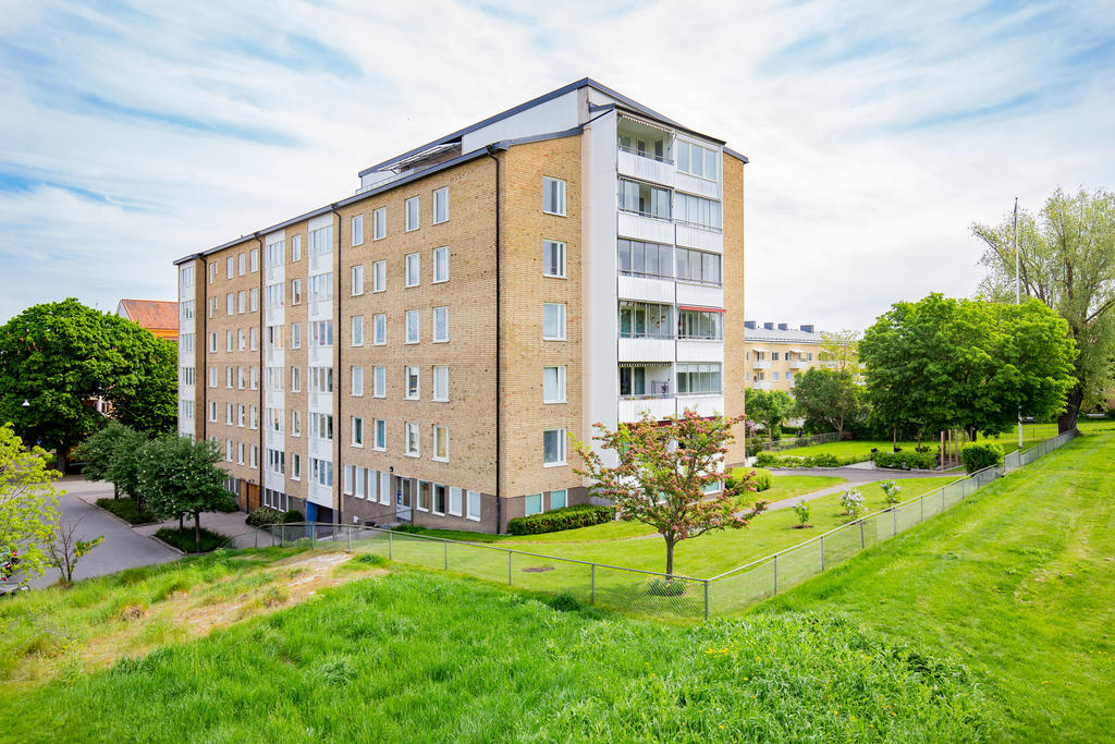 På kort promenadavstånd når du till både butiker, caféer, restauranger, kommunikationer och vackra promenadstråk