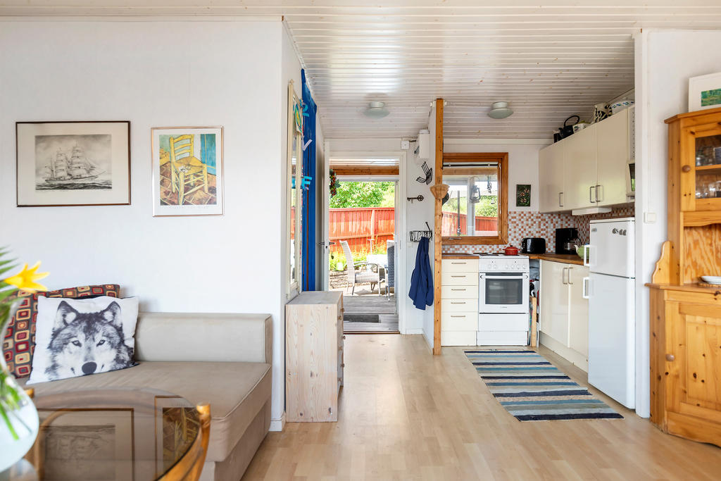 Köksdelen är utrustad med spis/ugn, micro och kyl/frys samt bra förvaringsskåp och arbetsytor