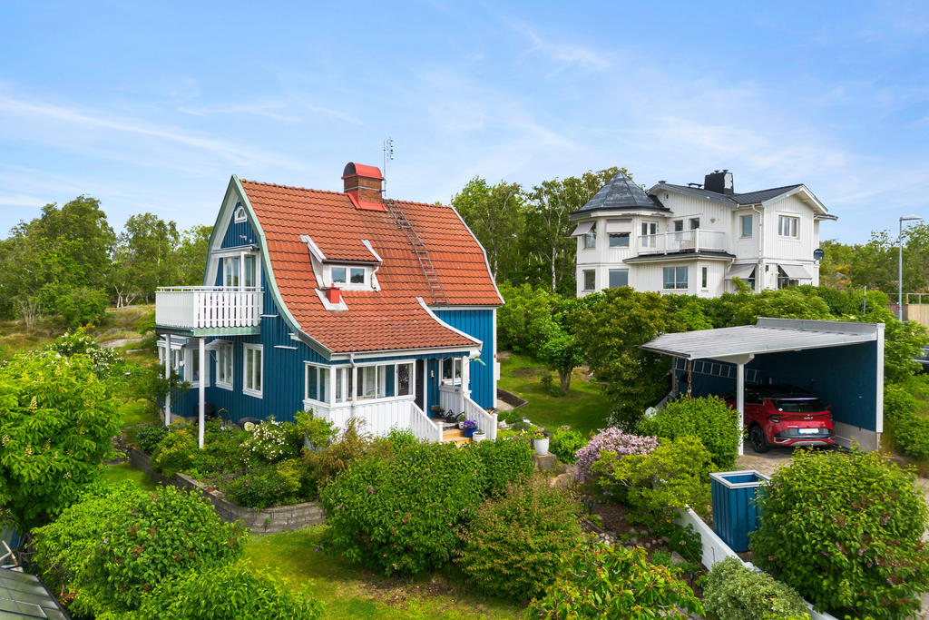 Välkommen till denna fantastiska villa med högt läge på Mässingsgatan 6.