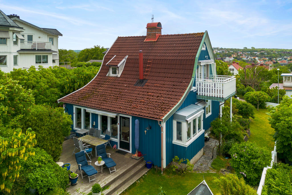 Härlig altanhörna med privat läge vid husets baksida.