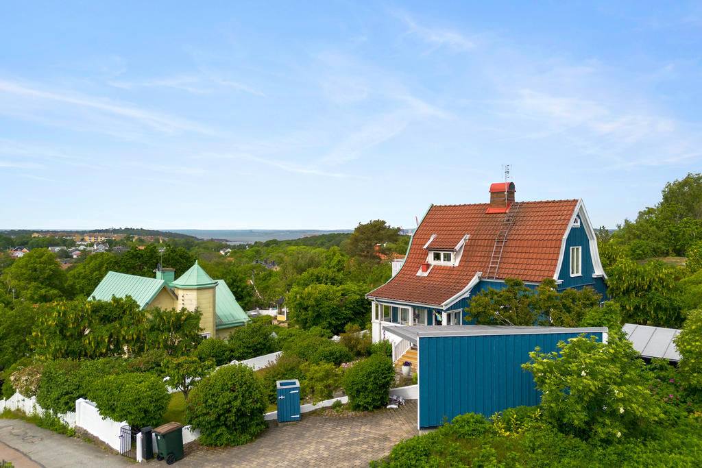 Carport och plats för totalt tre bilar.