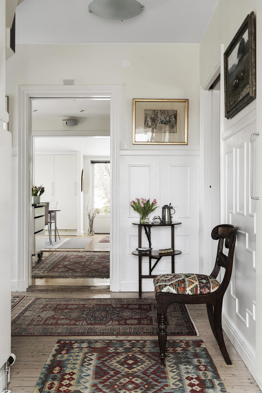 Vi möts i hallen med några av fastighetens fina orignaldetajer. Här såsom, plankgolven och den fina bröstpanelen.