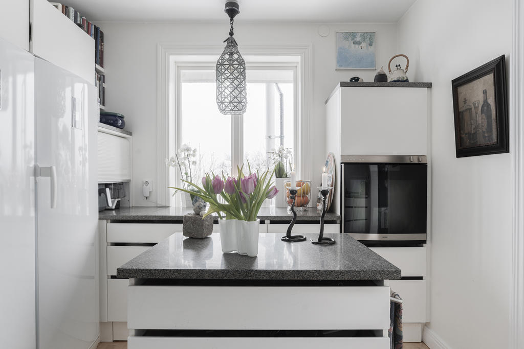 Praktisk köksö och bra arbetsbänkar i fin granit.