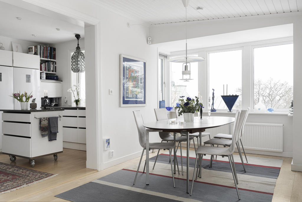 Ljus fin matplats i burspråket som även är en del av det fina vardagsrummet.