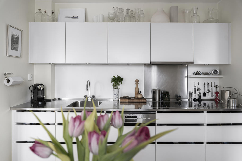 Rostfri arbetsbänk och bra förvaring.