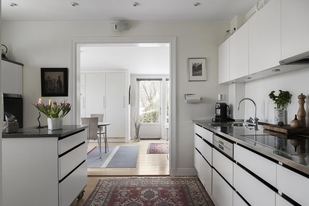 Köket i direktaccess med vardagsrummet och altanen. 