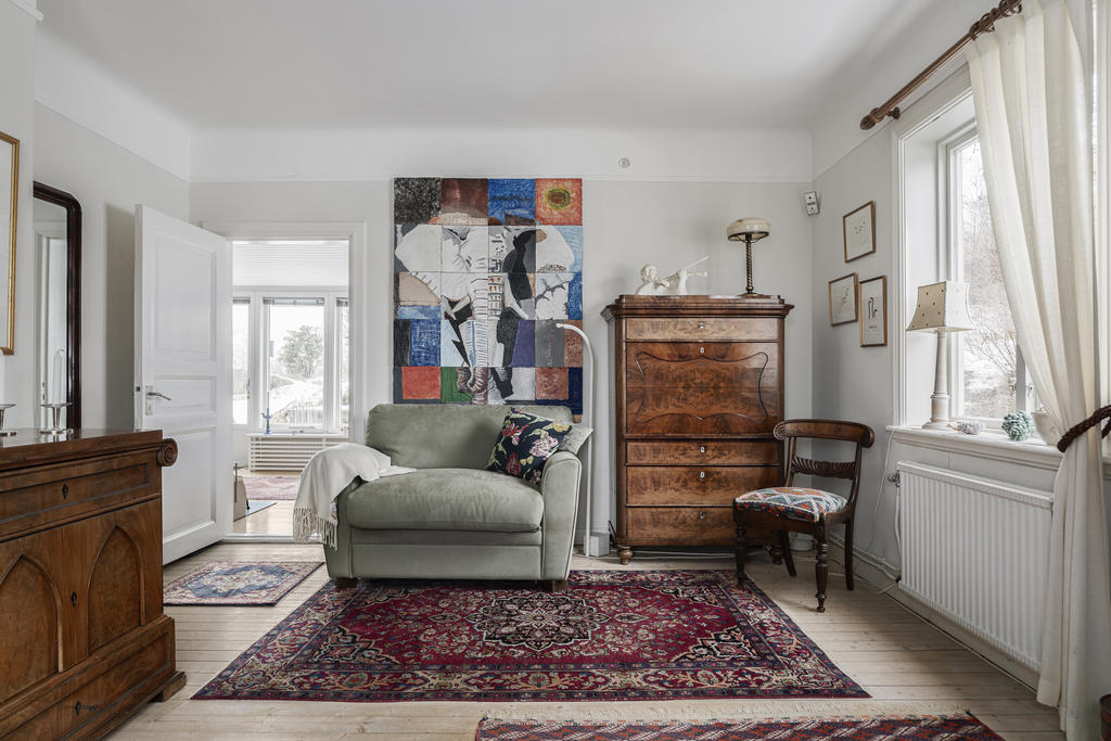 Allrummet används idag som arbetsrum. Kan även delas av till två rum. 