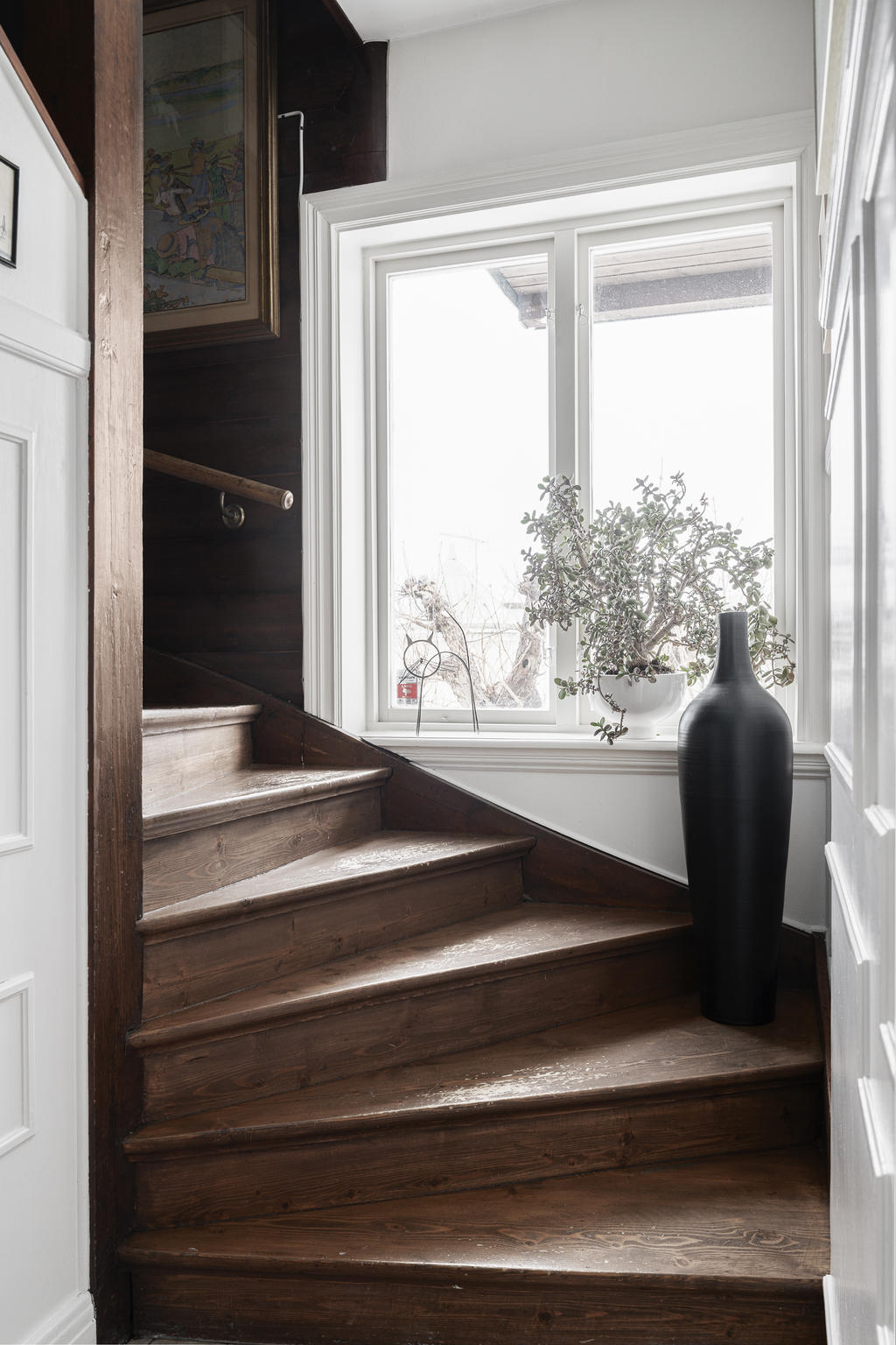 Trapphuset blir ljust och fint tack vare det stora fönstret.