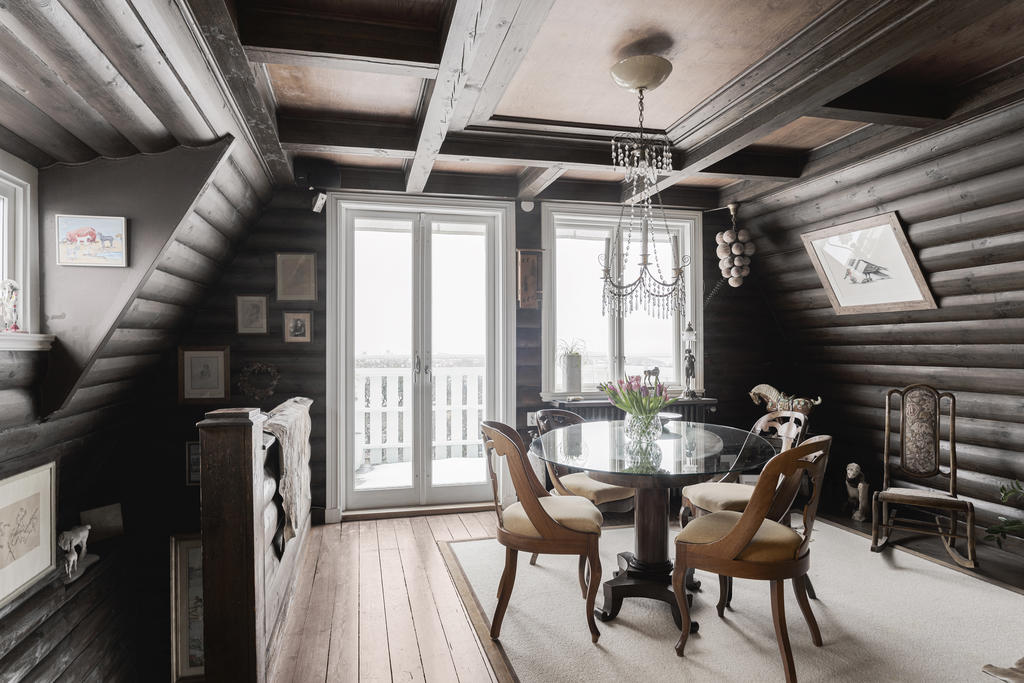 I allrummet/sovrummet på övre plan har originalutförandet bevaras sedan 1927.