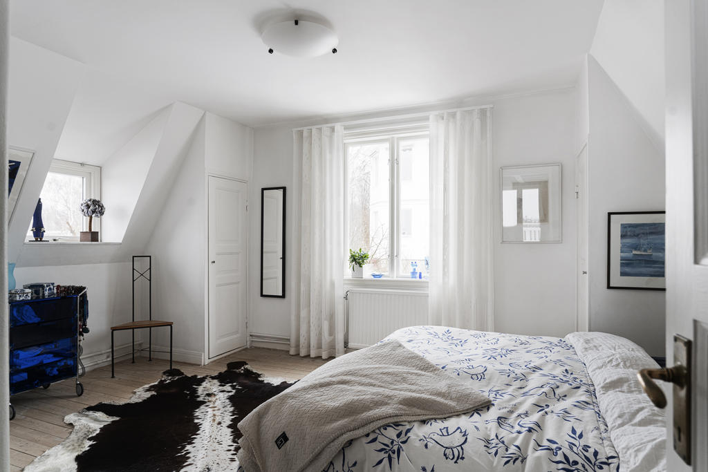 Masterbedroom med en platsbyggd garderob i varje hörna, samt en klädkammare.