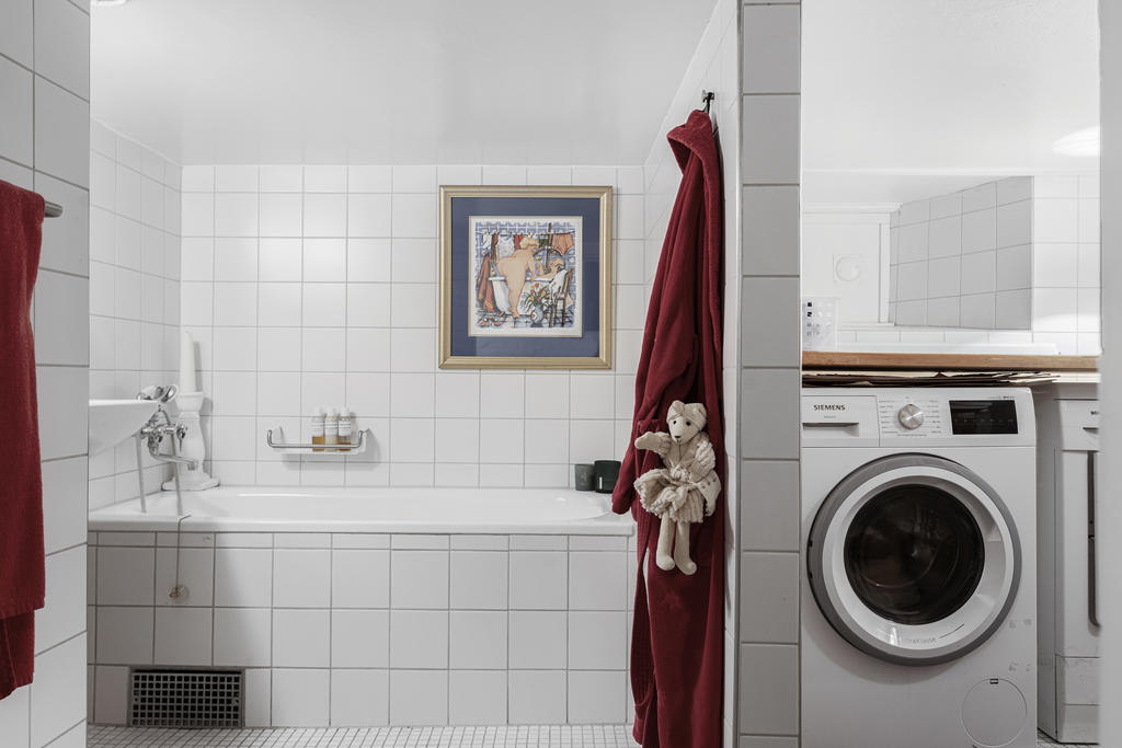  I källarplanet finns ett kombinerat badrum tillsammans med tvättstugan.