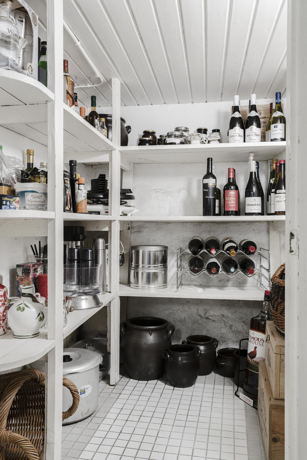 Finns flera god förvaringsutrymmen i källarplanet. Här ett trevligt vin- och matkällarförråd.
