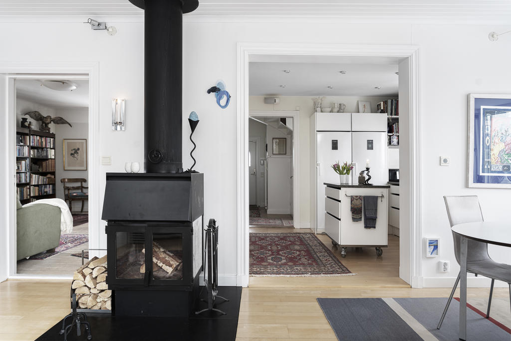 Vardagsrummet har en härligt värmande braskamin.