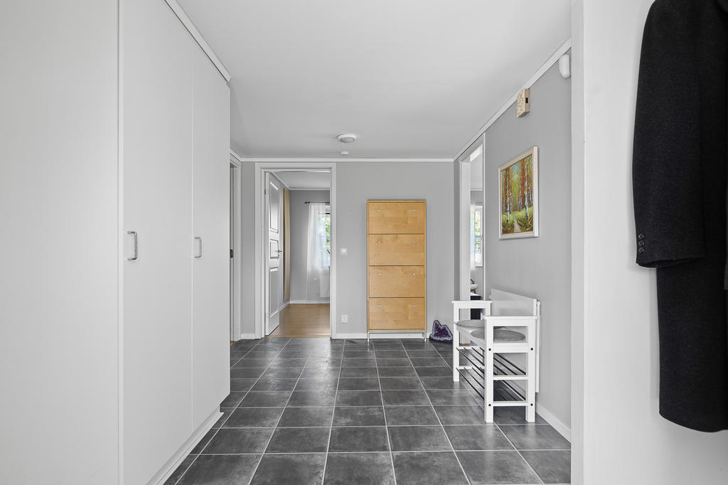 Rymlig hall med gott om förvaring