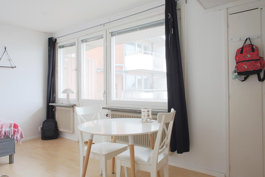Utgång till balkong i söderläge med plats för utemöbler 
