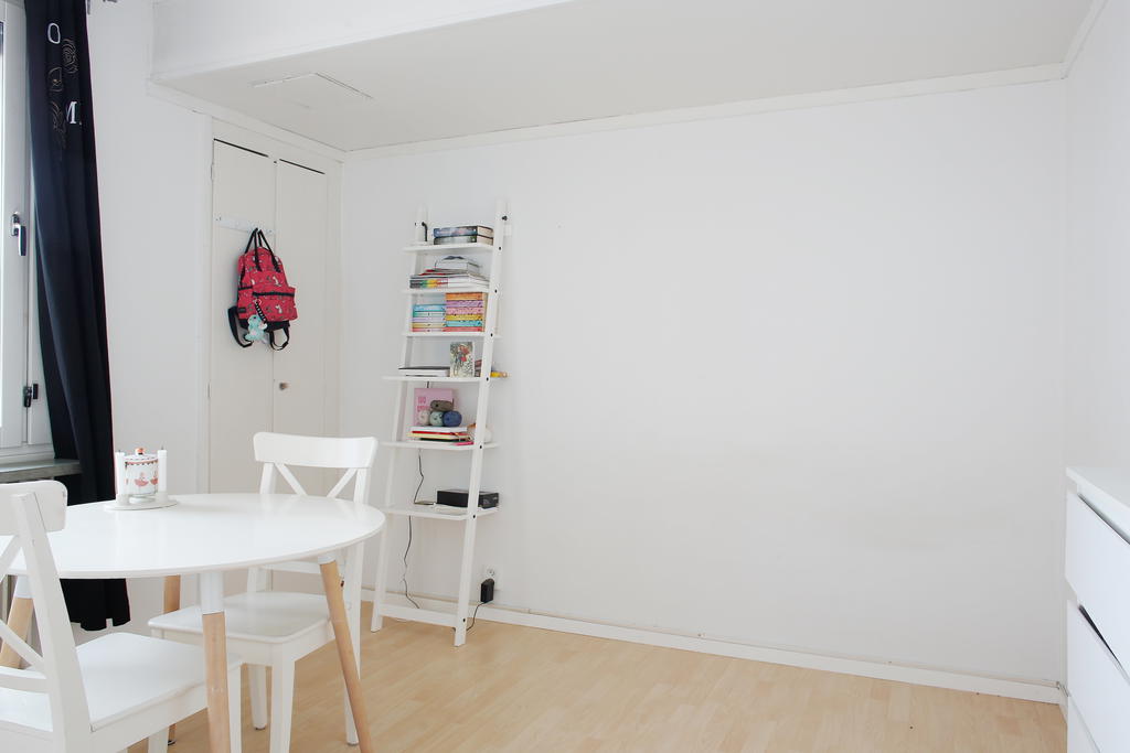Rymlig inbyggd garderob i allrummet