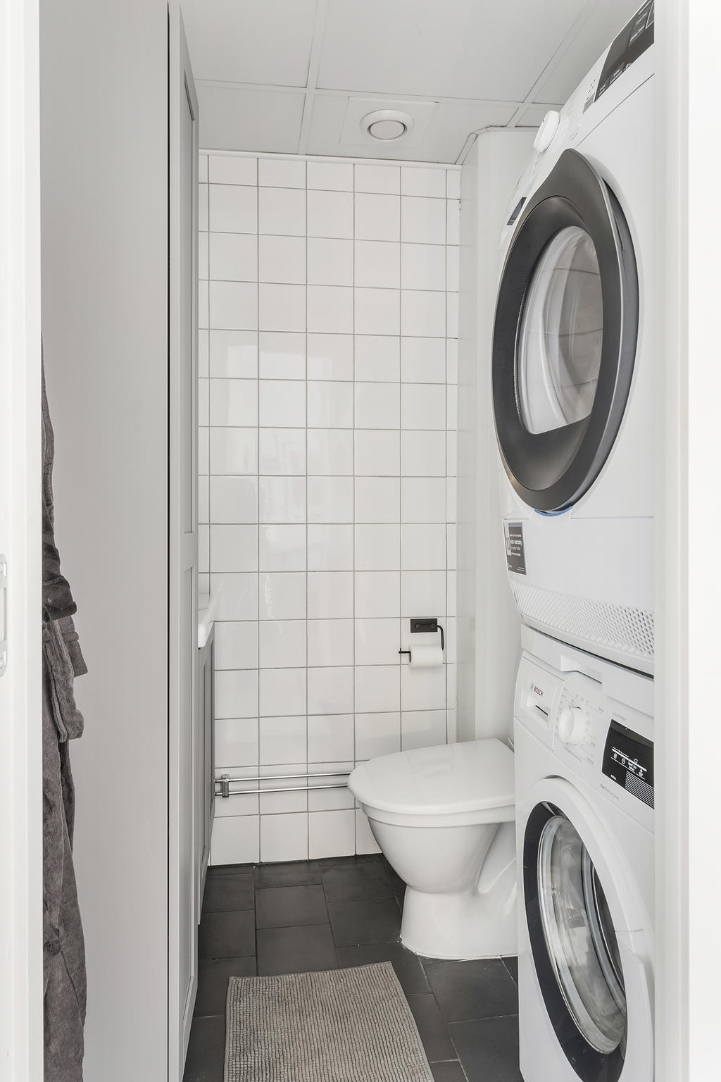 Wc med tvättmaskin och torktumlare 