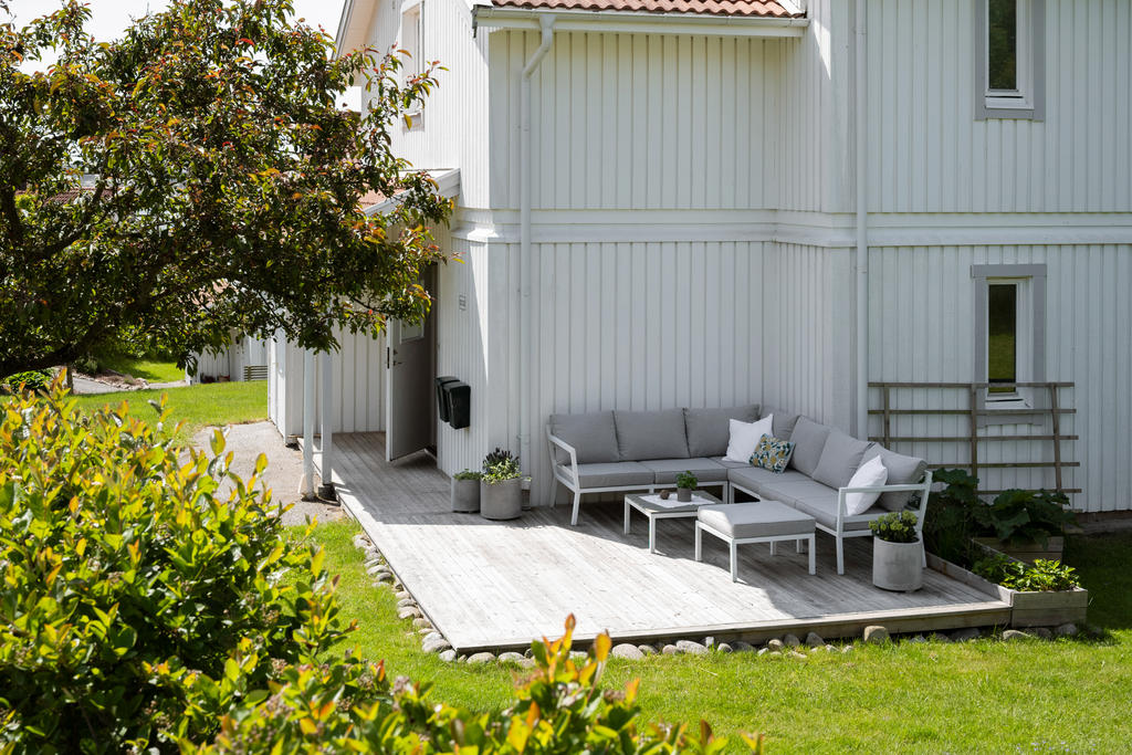 Helt underbar uteplats i markplan med morgon och dagssol