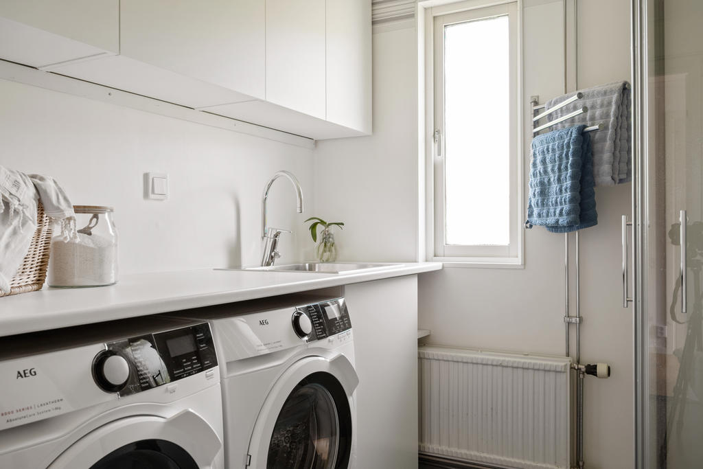 Torktumlare och tvättmaskin samt egen ho samt avställningsyta