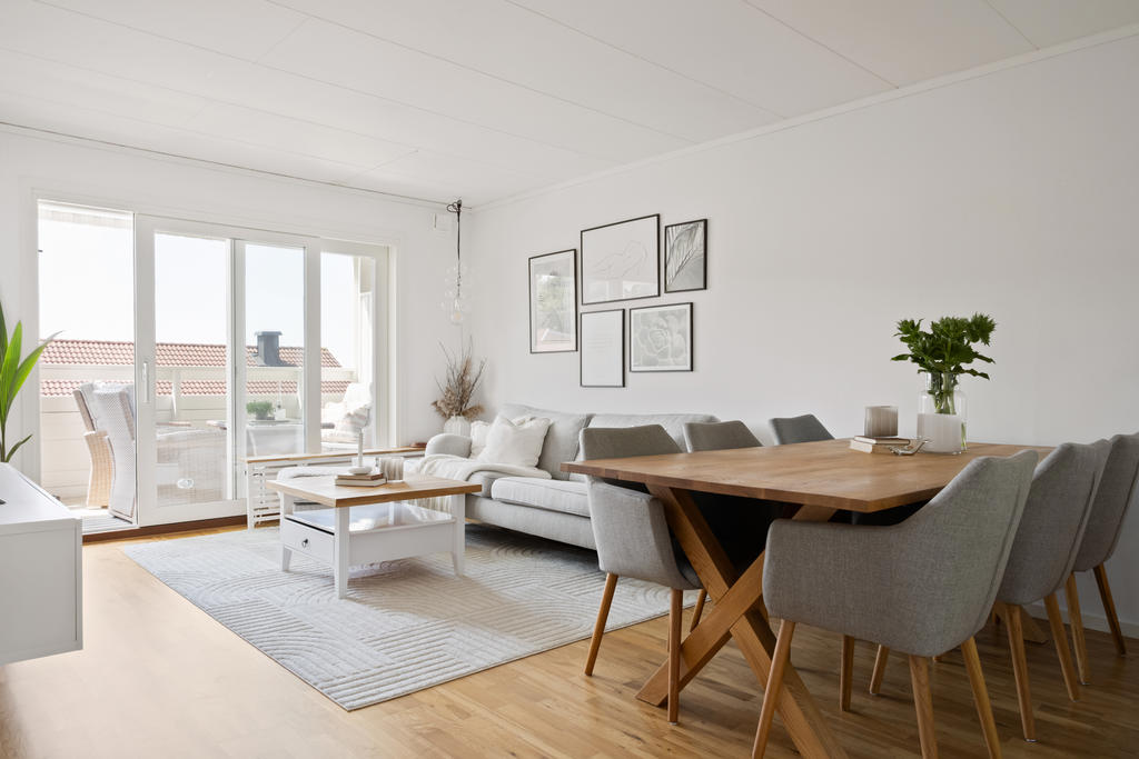 Härligt allrum med plats för soffgrupp och matsalsgrupp