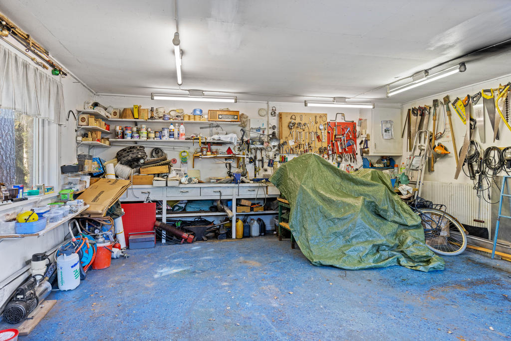 Garage. 