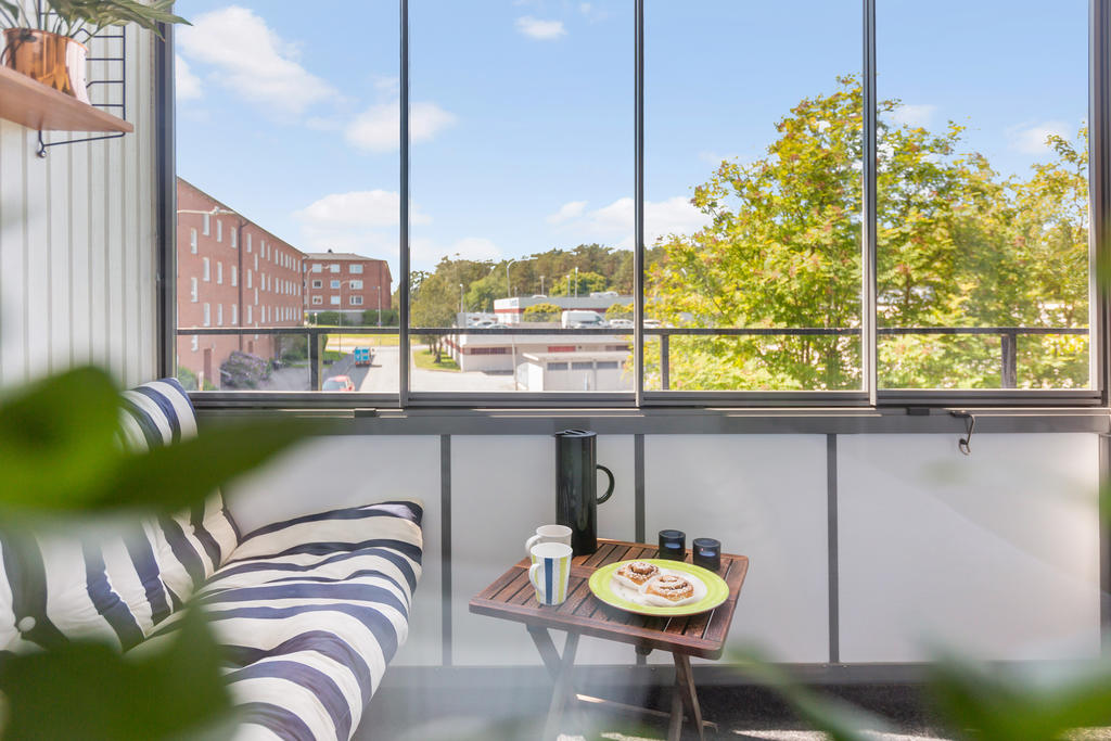 Sitt här och njut av solen, stillheten och en kopp kaffe.