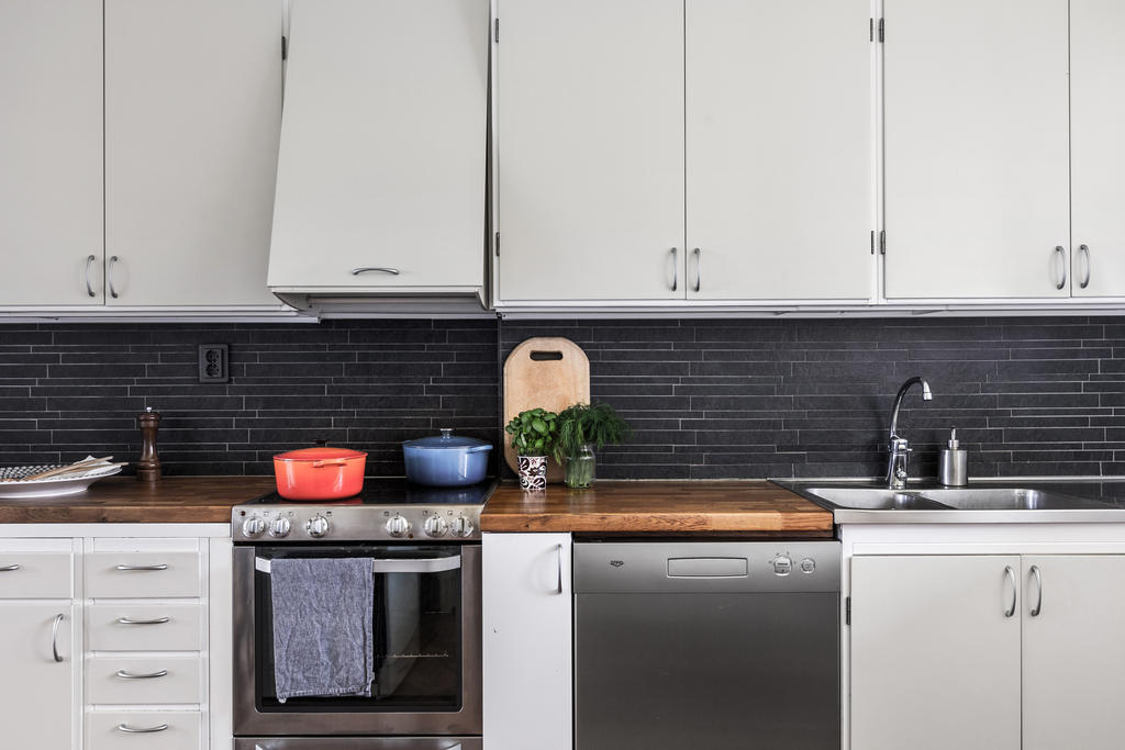 Rymligt kök där funktion, stil och generösa förvaringsmöjligheter möts.