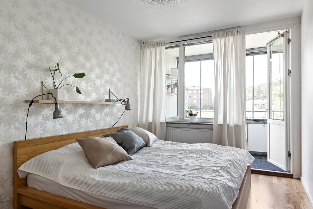Harmoniskt sovrum med utgång till den mysiga inglasade balkongen!