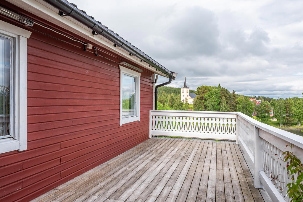 Öppen altan med rofylld utsikt.